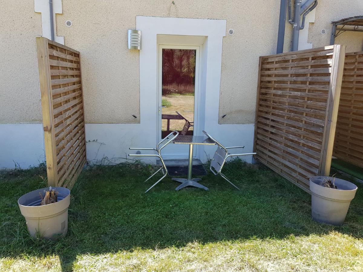 03 - Joli Studio Traversant Situe Au Rdc Avec 2 Lits, Tout Equipe Pour 1, 2 Ou 3 Personnes Maximum, Entree Independante Donnant Sur Parking Dont Une Place Est Reservee Devant La Porte, Grand Fourgon Possible Et Petit Jardin Sur L'Arriere Comme Une Ma Razac-sur-l'Isle Luaran gambar