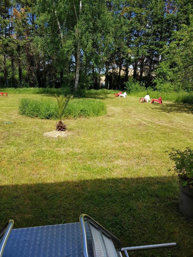 03 - Joli Studio Traversant Situe Au Rdc Avec 2 Lits, Tout Equipe Pour 1, 2 Ou 3 Personnes Maximum, Entree Independante Donnant Sur Parking Dont Une Place Est Reservee Devant La Porte, Grand Fourgon Possible Et Petit Jardin Sur L'Arriere Comme Une Ma Razac-sur-l'Isle Luaran gambar