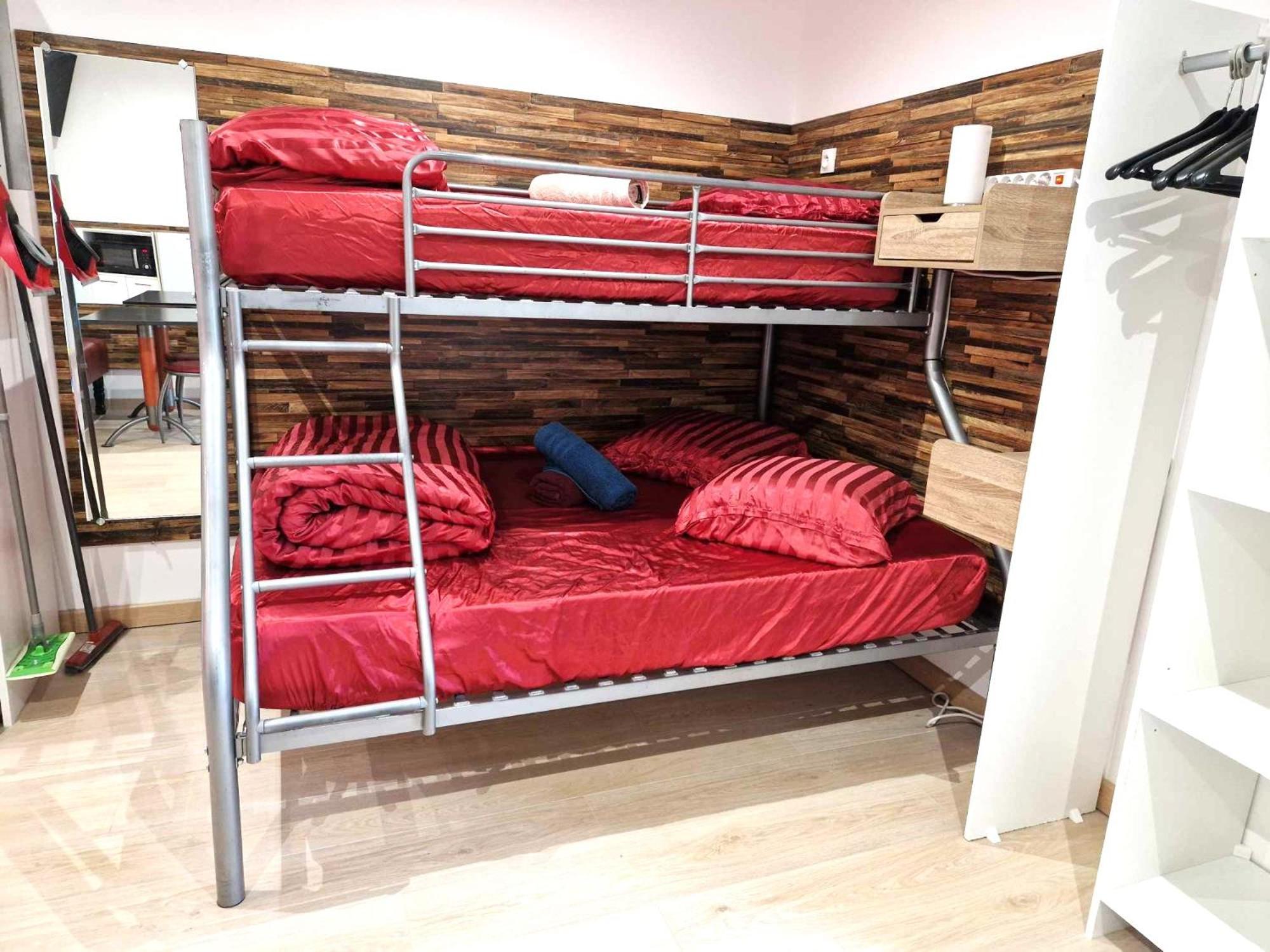 03 - Joli Studio Traversant Situe Au Rdc Avec 2 Lits, Tout Equipe Pour 1, 2 Ou 3 Personnes Maximum, Entree Independante Donnant Sur Parking Dont Une Place Est Reservee Devant La Porte, Grand Fourgon Possible Et Petit Jardin Sur L'Arriere Comme Une Ma Razac-sur-l'Isle Luaran gambar