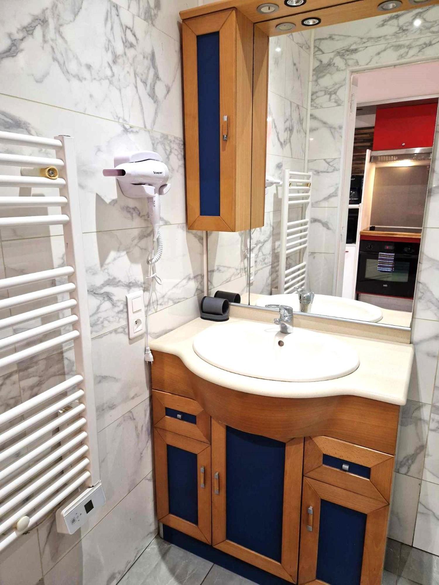 03 - Joli Studio Traversant Situe Au Rdc Avec 2 Lits, Tout Equipe Pour 1, 2 Ou 3 Personnes Maximum, Entree Independante Donnant Sur Parking Dont Une Place Est Reservee Devant La Porte, Grand Fourgon Possible Et Petit Jardin Sur L'Arriere Comme Une Ma Razac-sur-l'Isle Luaran gambar