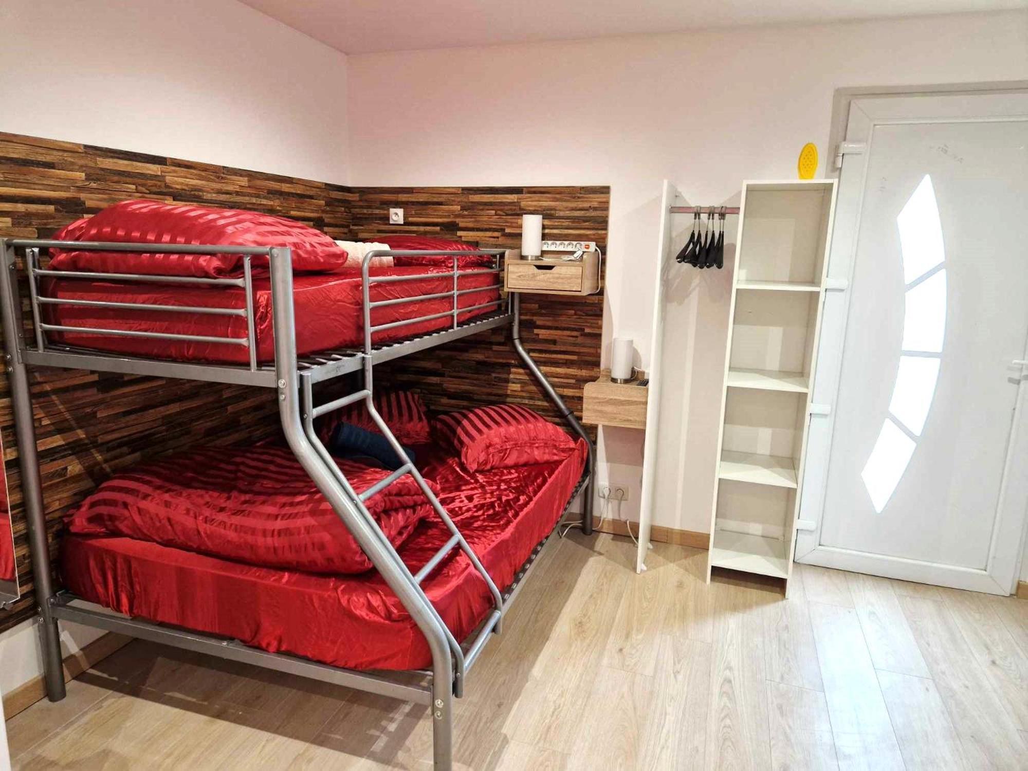 03 - Joli Studio Traversant Situe Au Rdc Avec 2 Lits, Tout Equipe Pour 1, 2 Ou 3 Personnes Maximum, Entree Independante Donnant Sur Parking Dont Une Place Est Reservee Devant La Porte, Grand Fourgon Possible Et Petit Jardin Sur L'Arriere Comme Une Ma Razac-sur-l'Isle Luaran gambar