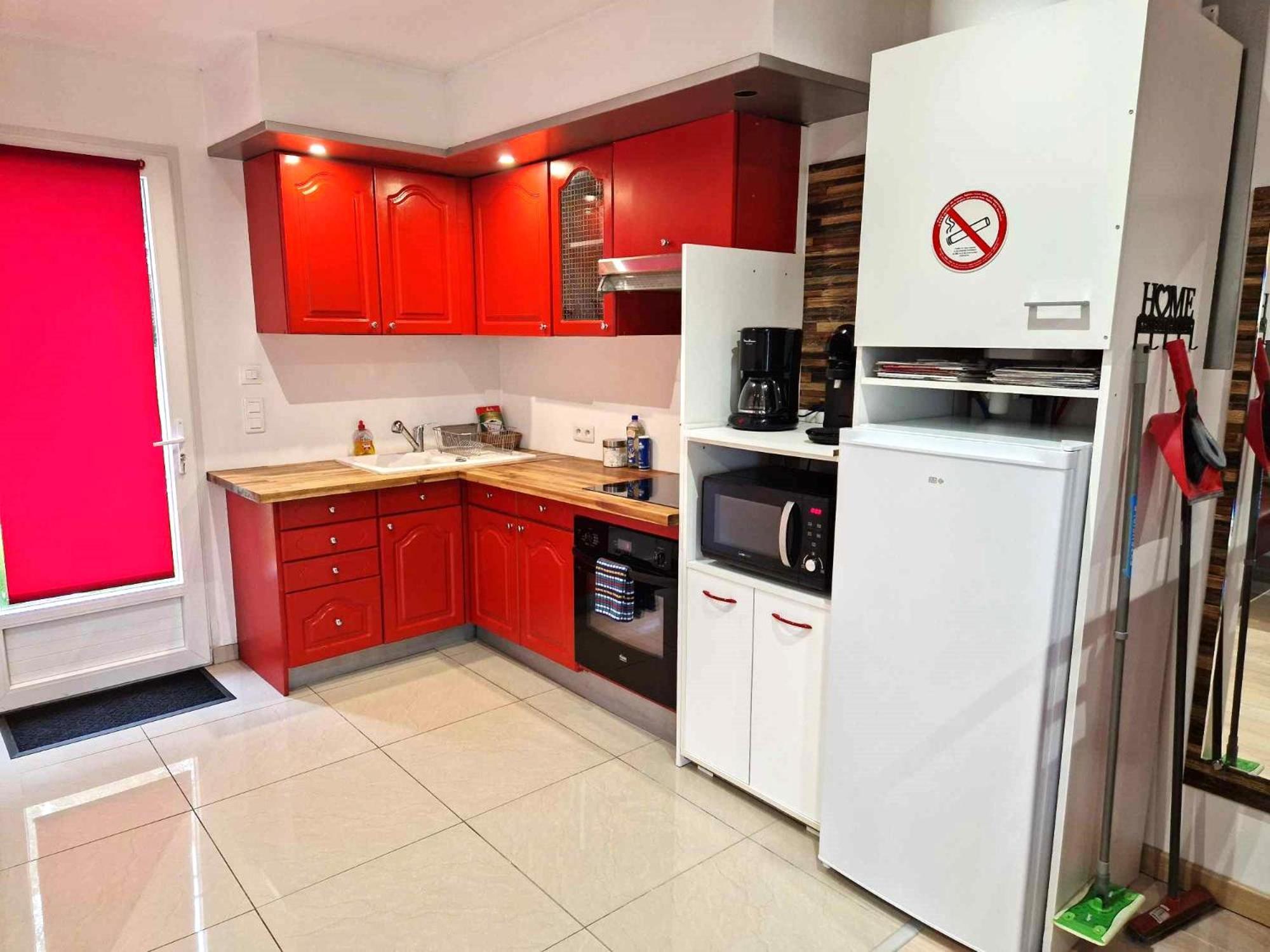 03 - Joli Studio Traversant Situe Au Rdc Avec 2 Lits, Tout Equipe Pour 1, 2 Ou 3 Personnes Maximum, Entree Independante Donnant Sur Parking Dont Une Place Est Reservee Devant La Porte, Grand Fourgon Possible Et Petit Jardin Sur L'Arriere Comme Une Ma Razac-sur-l'Isle Luaran gambar